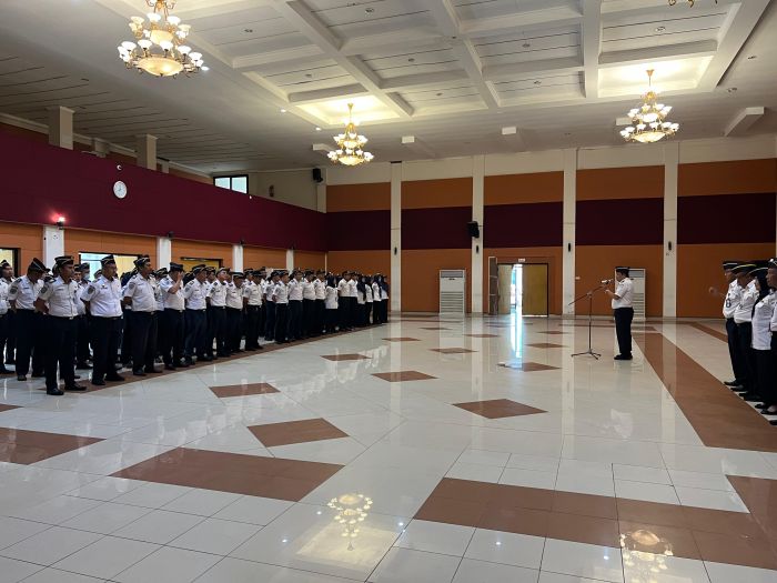 Manajemen dan Civitas Akademika PKTJ melaksanakan Apel Pagi